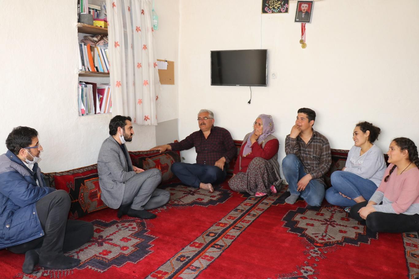 Televizyonları olmadığı için uzaktan eğitim alamayan öğrencinin hayali gerçekleşti